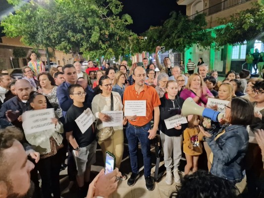 Más de 200 vecinos de El Albujón se manifiestan por la falta de transporte escolar