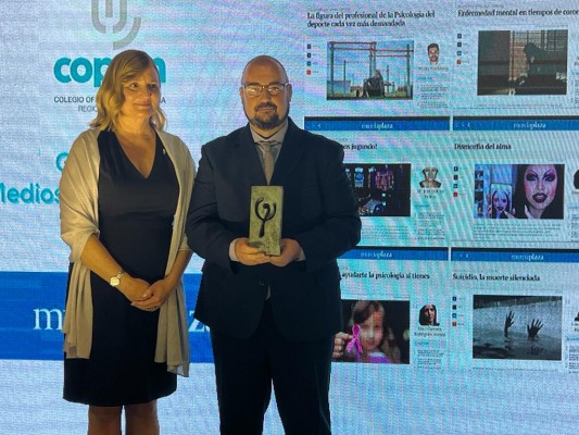 El Colegio de Psicología distingue al periodista Fernando Sánchez y 'Murcia Plaza' por su labor