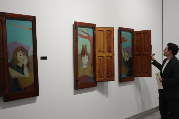 El artista J. Carpe abre ventanas en las que mirarse en el Museo Barón de Benifayó de San Pedro