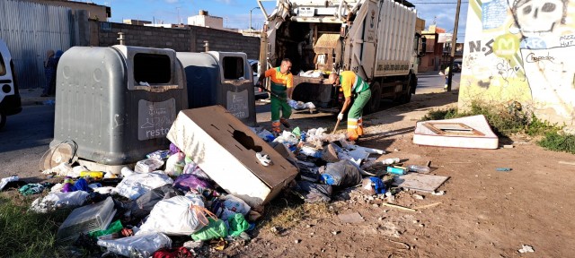 El Ayuntamiento de Águilas le saca los colores a los vecinos que dejan escombros y enseres en la vía pública