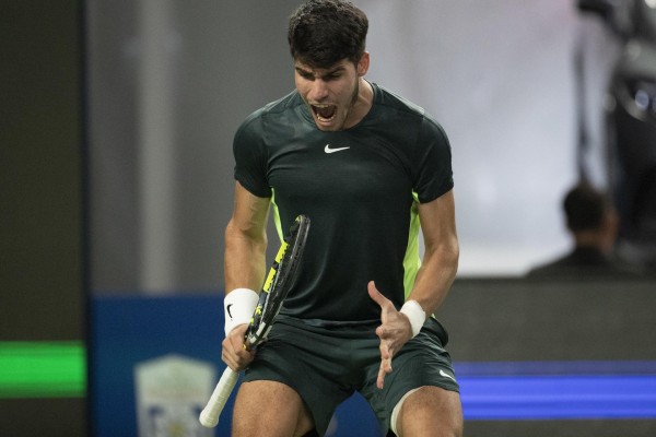 Carlos Alcaraz, inconsistente y con dudas, cae remontado en octavos de Shanghai por Dimitrov