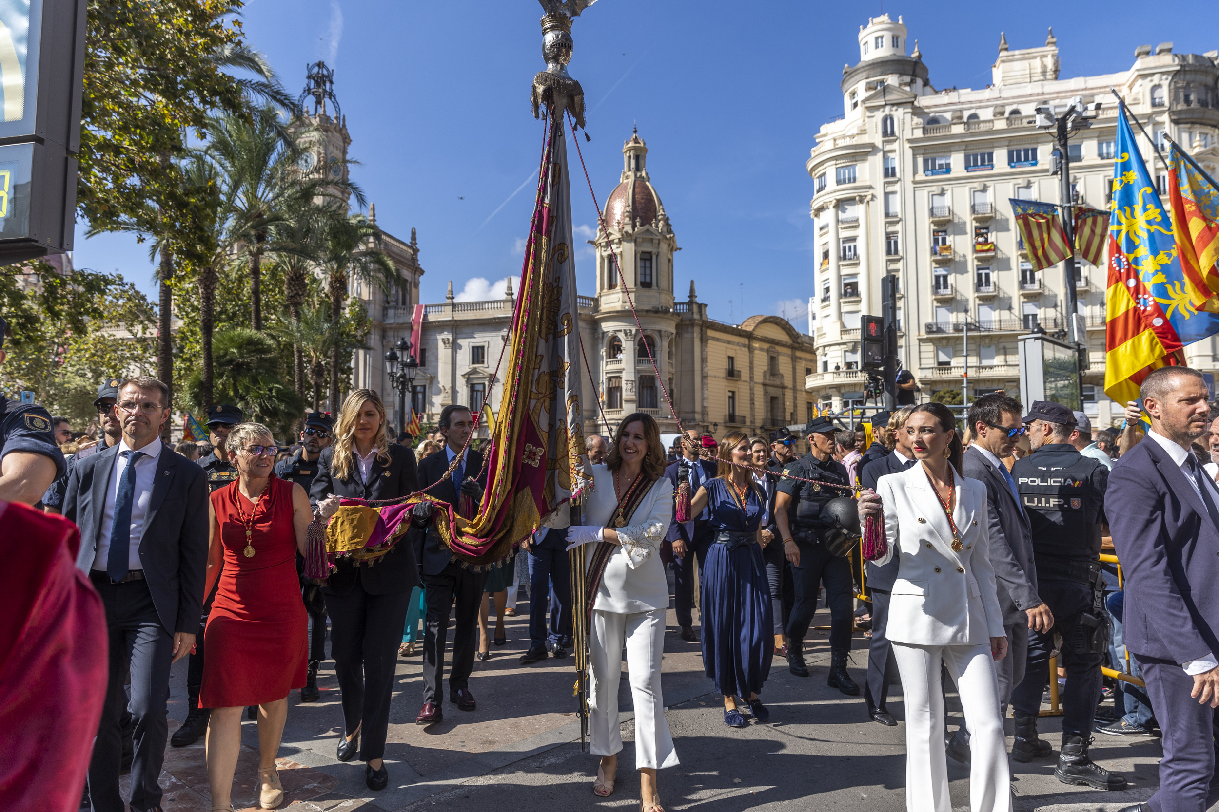 La Procesión Cívica llena las calles para acompañar a la Senyera que vuelve a entrar en la catedral