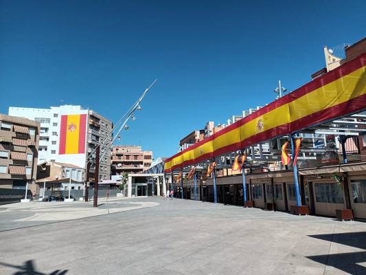 Alcantarilla se engalana con 153 banderas de España para celebrar el Día de la Fiesta Nacional

