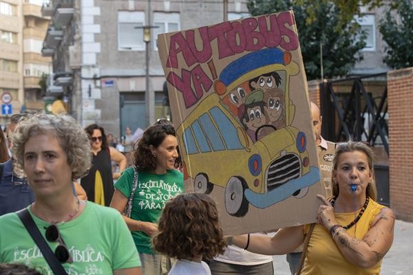 Cerca de 200 padres y alumnos se echan a la calle para reclamar la dimisión del consejero de Educación