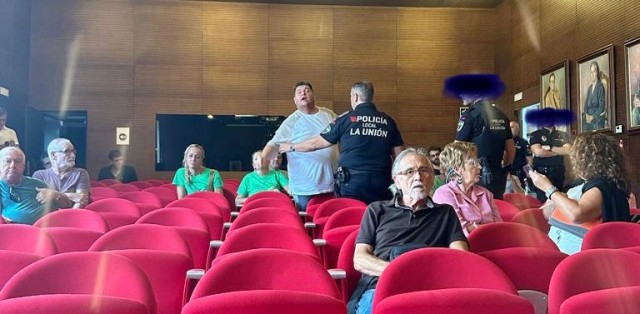 El alcalde de La Unión ordena desalojar del pleno al presidente de un AMPA por protestar por la falta de autobuses