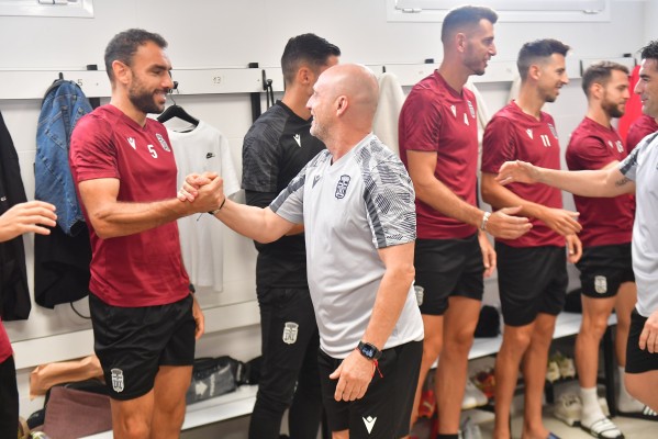 Calero, el inquilino número 43 del banquillo del Efesé, pide a sus jugadores que aprieten y disfruten