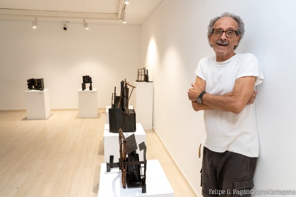 El universo abstracto del escultor Andrés Rosique se expande por la sala Domus del Pórtico de Cartagena
