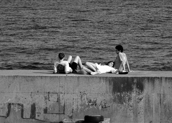 Las fotografías de emociones sobre un rompeolas de Cabo de Palos se llevan una mención en los IPA 2023