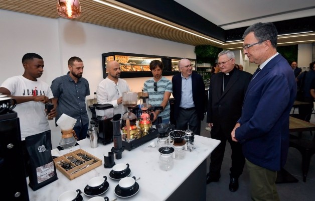 Cáritas abre una cafetería frente al Museo Salzillo de Murcia con cafés, tapas y pastelería murciana y étnica 