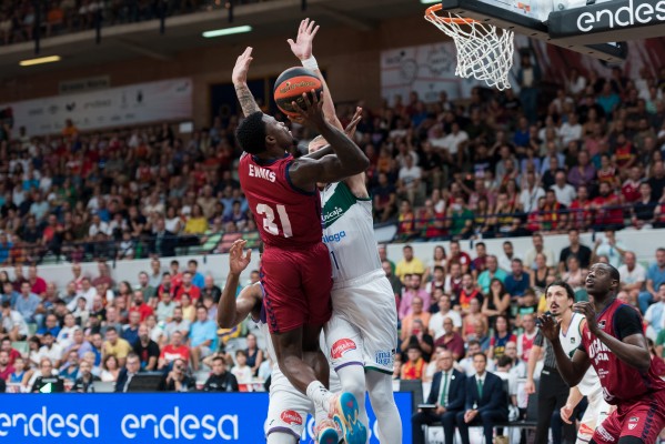 Un combativo UCAM CB sueña con la final de la Supercopa y hace sufrir al Unicaja