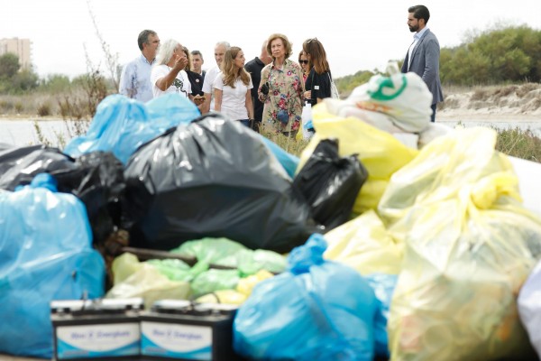 La Reina Doña Sofía participa en La Manga en una recogida de 'basuraleza' organizada por SEO/Birdlife y Ecoembes