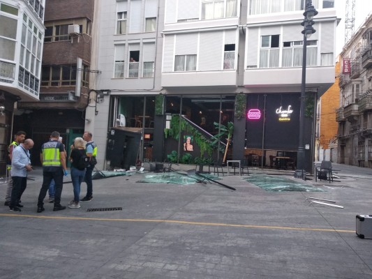 Una explosión de gas destroza los cristales de la hamburguesería Chamfer en pleno centro de Cartagena