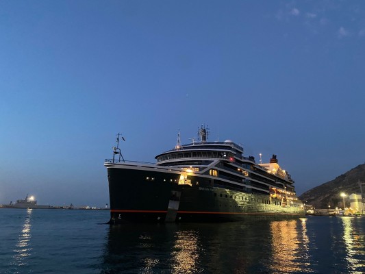 El yate de lujo Seabourn Pursuit, con dos submarinos a bordo, hace escala por primera vez en el Puerto de Cartagena