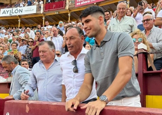 Alcaraz desconecta en Murcia yendo a los toros antes de ir a la conquista de China, donde debutará