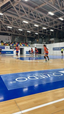 Dura derrota del Handbol Mislata frente al Lobas Oviedo
