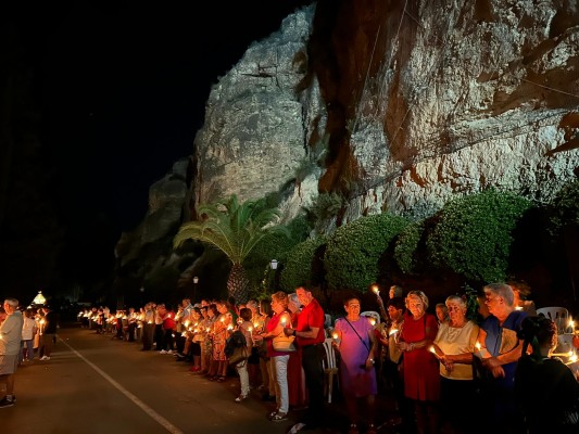 Cientos de romeros arropan a la Virgen de la Esperanza de Calasparra en su romería nocturna