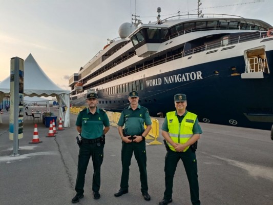 PortCastelló recibe al crucero 'World Navigator' con ciclistas que realizan el trazado EuroVelo 8