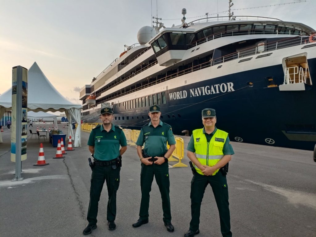 PortCastelló recibe al crucero 'World Navigator' con ciclistas que realizan el trazado EuroVelo 8