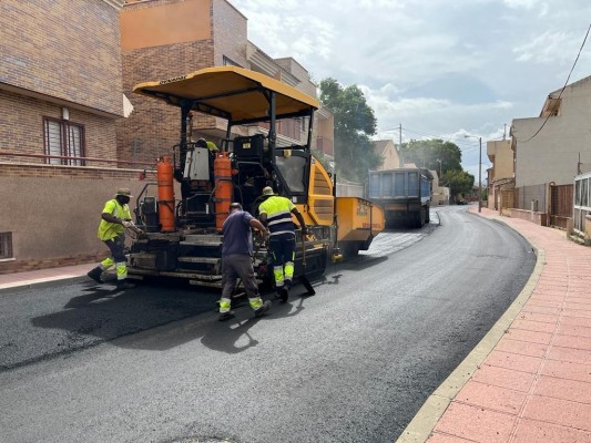'Operación negro' en Cabezo de Torres: reasfaltadas la calle Mar Menor y la avenida Juan XXIII