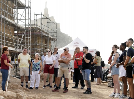 Los murcianos ven de cerca la evolución de los trabajos arqueológicos del Castillejo de Monteagudo
