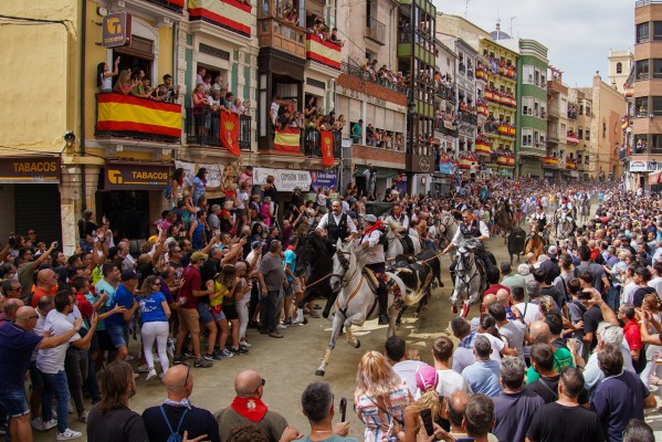 Un caballo tropieza con otro y derriba a su jinete en la segunda Entrada de Toros y Caballos de Segorbe
