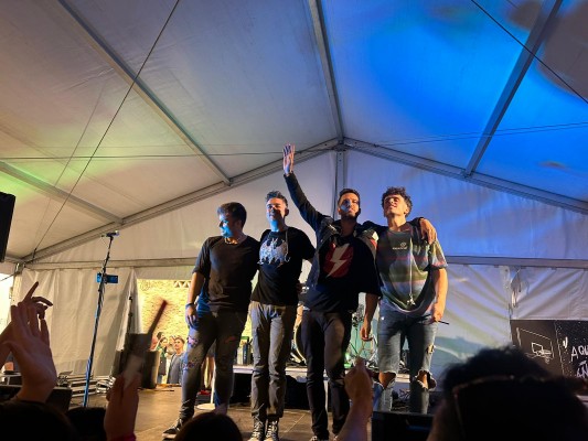 La carpa festera de Calasparra vibró con el tributo D-Locos a 'El canto del loco'