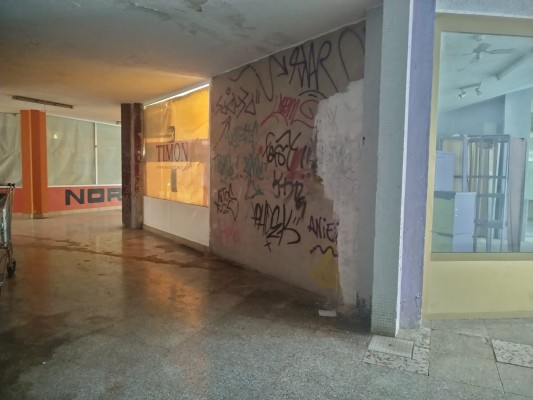 El centro comercial a principio de La Manga que se debate entre la dejadez y la supervivencia