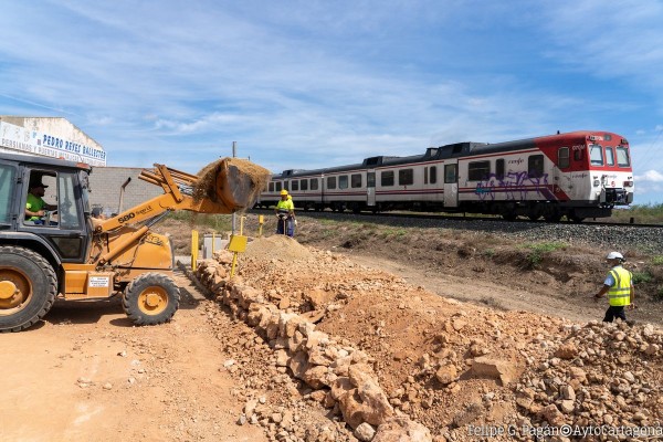 El Ayuntamiento levanta de urgencia un muro junto a las vías del tren ante el riesgo a escorrentías en la barriada de San Ginés