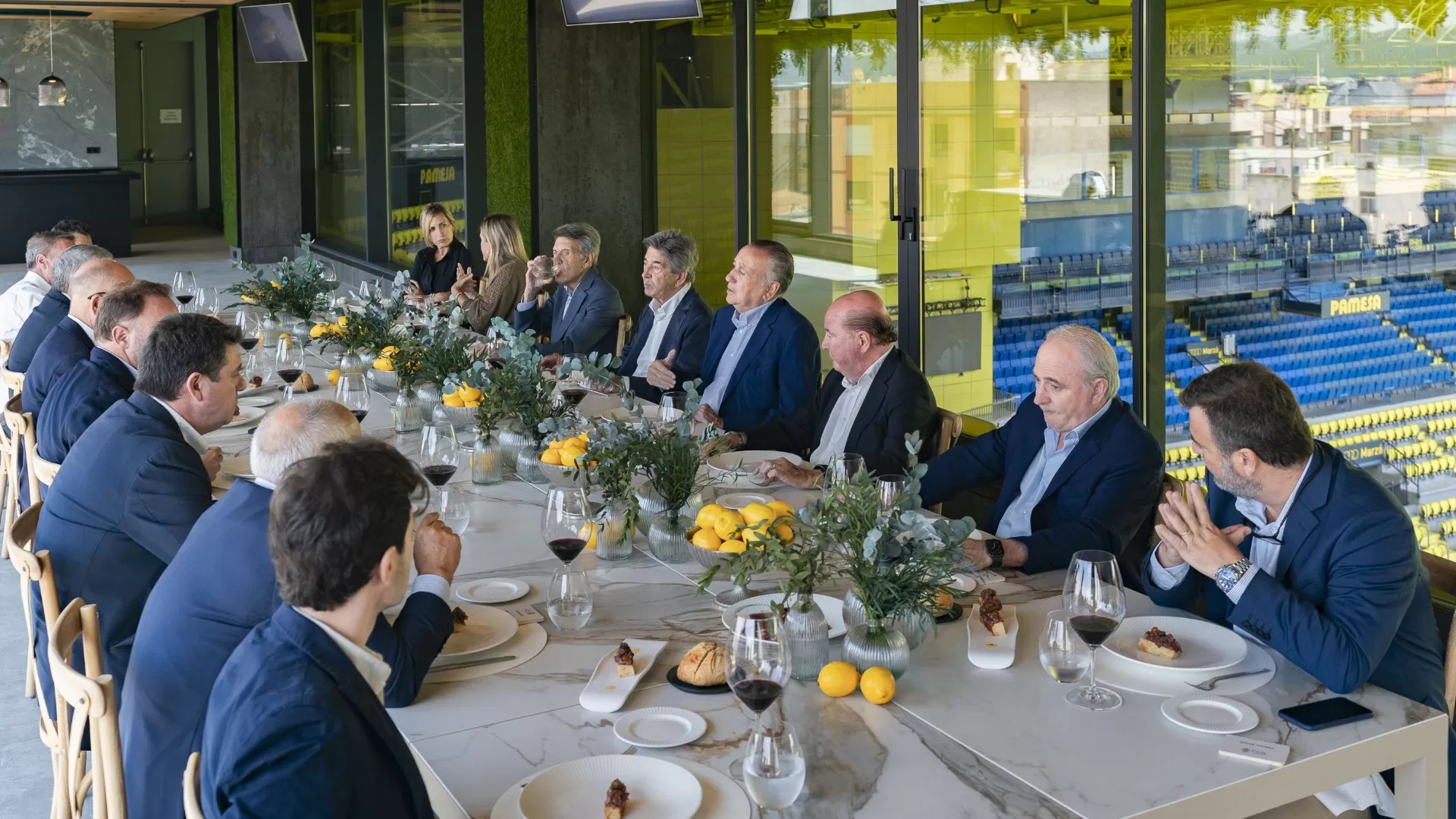 Pamesa, Porcelanosa, Altadia, Torrecid,... los 'partners' del Villarreal estrenan el restaurante de la grada