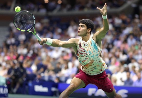 Alcaraz inicia la defensa del título en el US Open ganando con poco desgaste a un lesionado Koepfer