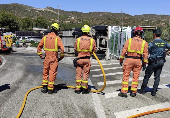 Vuelca un camión que transportaba terneros en la A-3 y varios quedan sueltos en la carretera