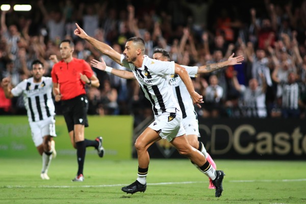 El Castellón firma un debut victorioso con un gol de De Miguel en la recta final