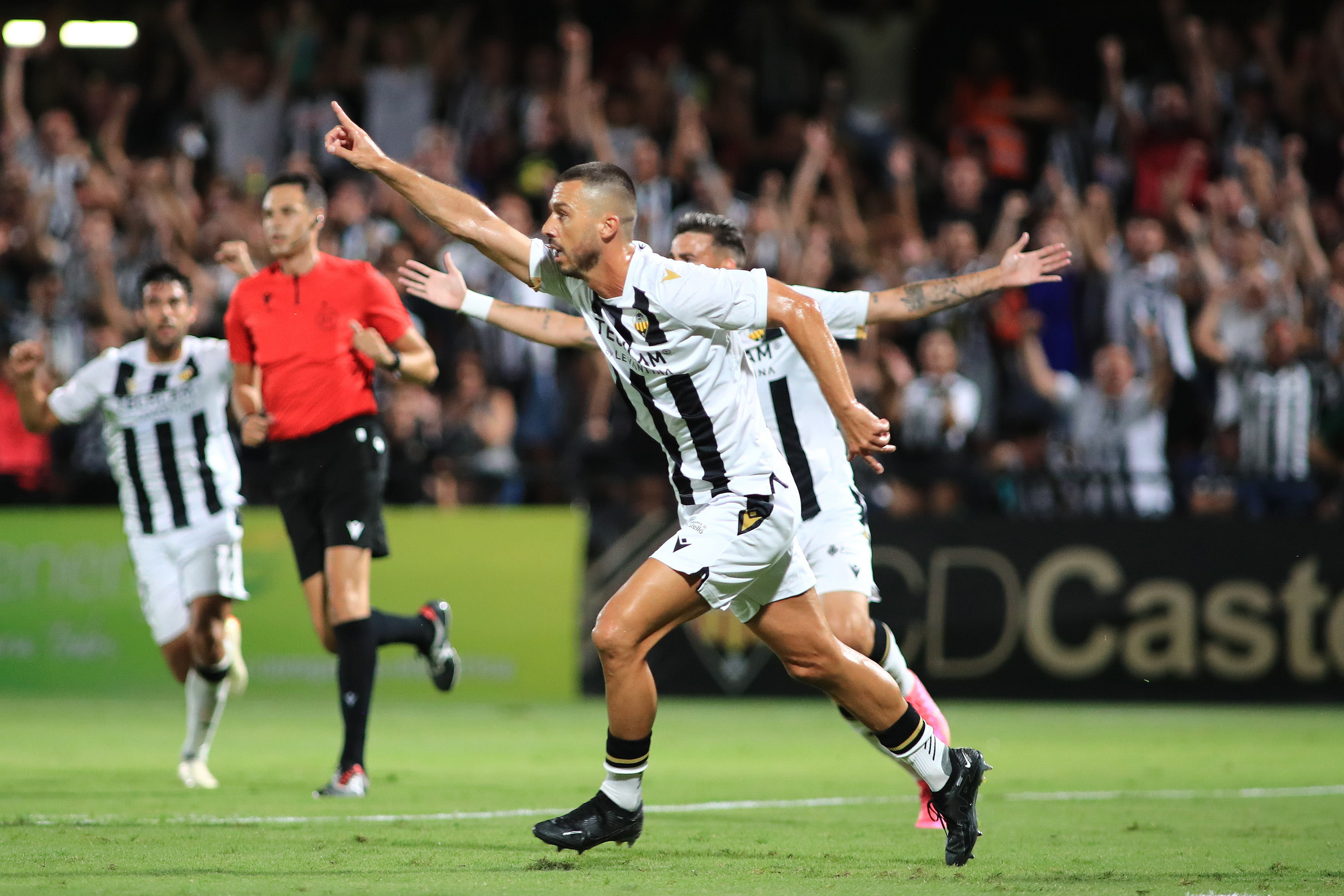 El Castellón firma un debut victorioso con un gol de De Miguel en la recta final