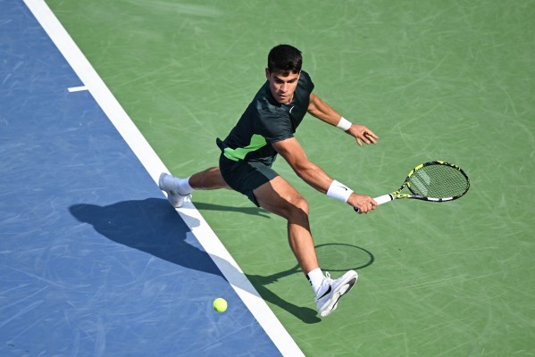 Alcaraz, levantando un match ball ante Hurkacz, peleará por el título en la final de Cincinnati