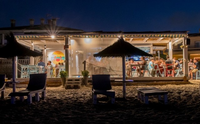 Mucho cliente pero poca caja: el verano en los chiringuitos en La Manga se diluye a golpe de precios, ahorro y calor