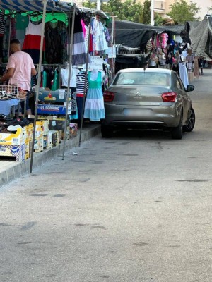 Críticas por la mala organización del mercadillo de Cabo de Palos: zona no acotada, coches mal aparcados y residuos de botellón