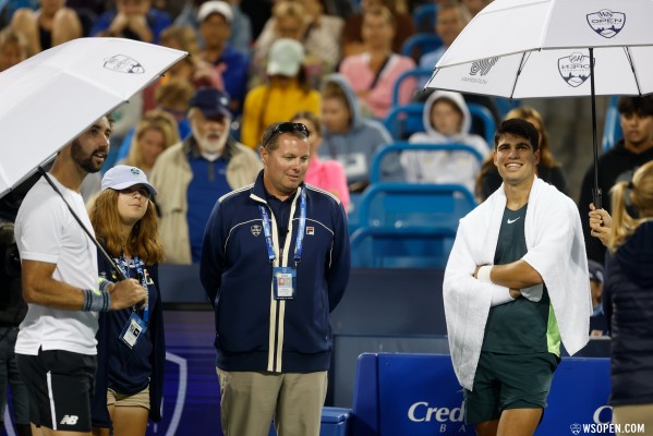 Alcaraz vence al australiano Thompson en un duelo sin brillo y parado por la lluvia en Cincinnati 