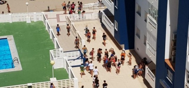 La Manga: accesos a la playa vetados, veraneantes cabreados y una solución provisional que no todo el mundo entiende