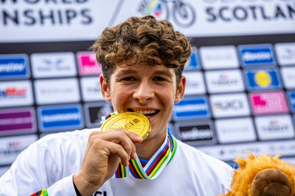 Abonado al maillot arcoíris: Daniel Cegarra hace doblete de oros mundiales de trial bici en Glasgow
