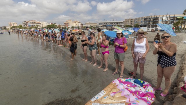 Cientos de personas abrazan al Mar Menor: 