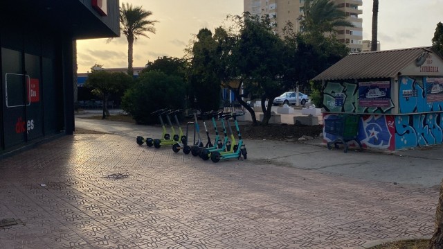 Los patinetes se convierten en un problema más en la movilidad de La Manga: la policía retira decenas mal aparcados de empresas que explotan el servicio