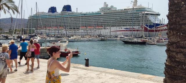 Más de tres mil pasajeros inundan el centro de Cartagena con la llegada del Britannia, el crucero más grande de agosto