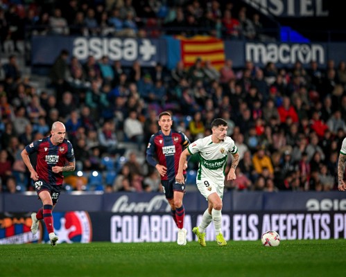 Brugui socorre al Levante y agua la fiesta al Elche
