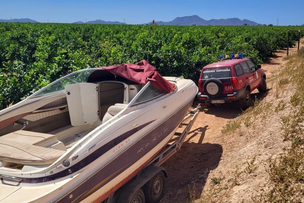 Un barco robado en Cabo de Palos es encontrado en un campo de limoneros de La Aljorra