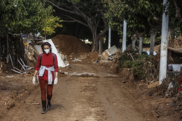 Vecinos de Picanya construyen pasarela en el barranco del Poyo para comunicar dos barrios