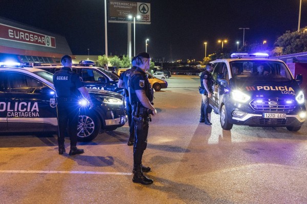 El uso de drones y las redes sociales ayuda a disolver varios botellones en Cabo de Palos, La Manga y La Azohía