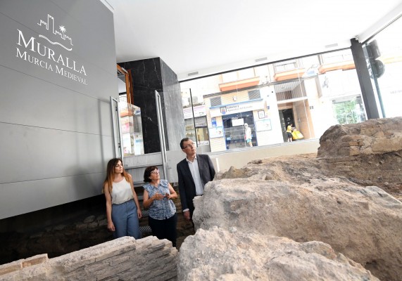 Un escaparate para la muralla medieval de Murcia: musealizan los restos hallados en el edificio 'Puerta del Zoco'