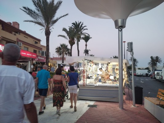 Así vive el verano la renovada Plaza Bohemia de La Manga: una obra necesaria con luces y sombras