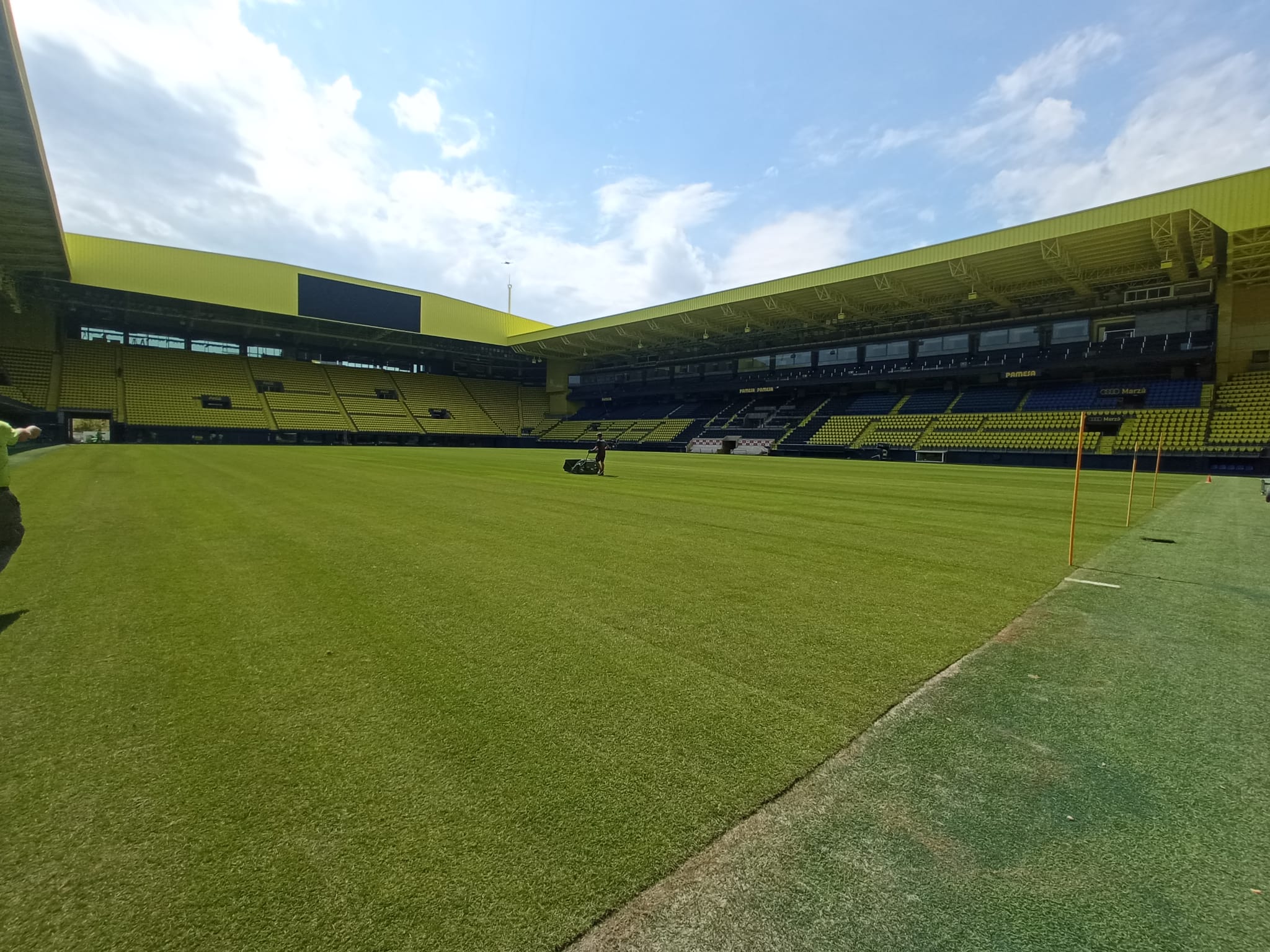 El Estadio de la Cerámica ya luce nuevo césped