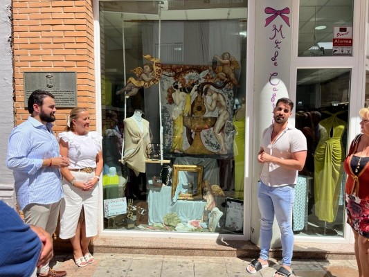 Comercios con 'duende' en La Unión: decoran los escaparates con trofeos, mantones, carburos y guitarras 